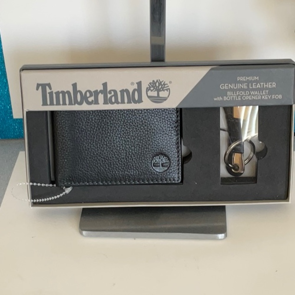 NWT Men’s Leather Wallet/Key Fob Set